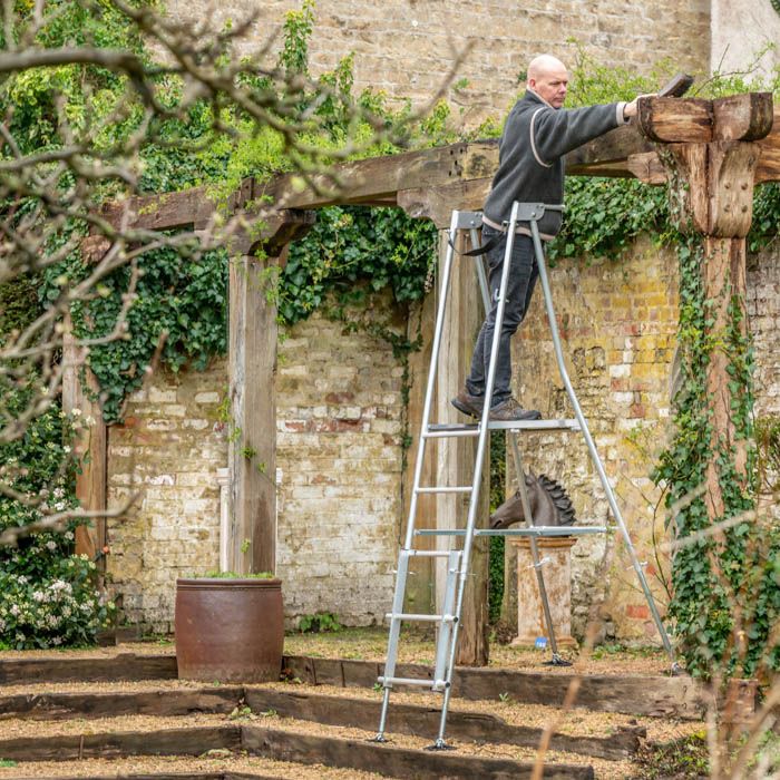 HENCHMAN Hi-Step Platform Ladder