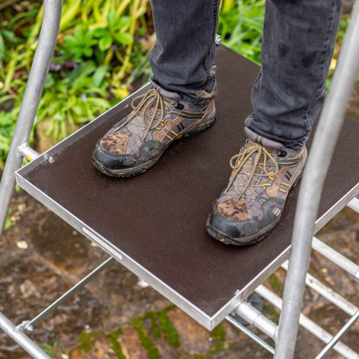 HENCHMAN Hi-Step Platform Ladder