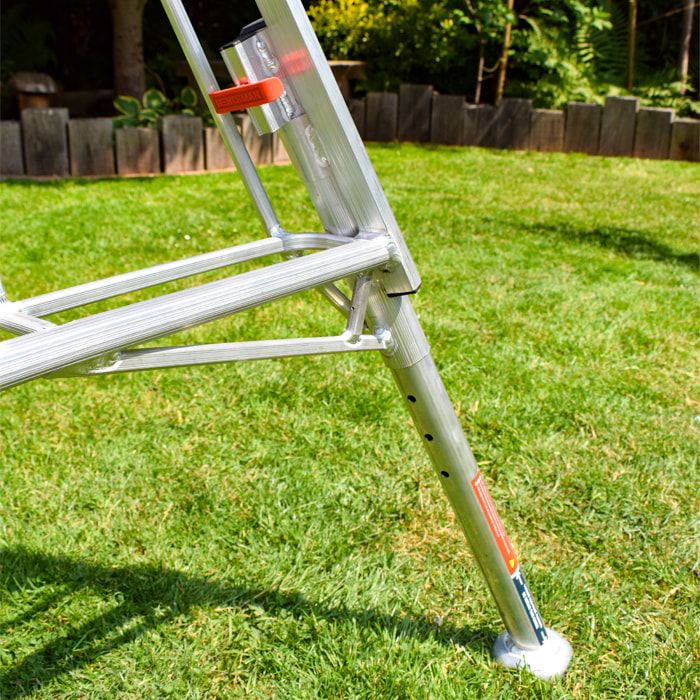 HENCHMAN Fully Adjustable PRO Tripod Ladder