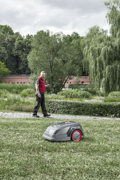 solo® by AL-KO Robolinho® 2000 W Robotic Lawnmower (2000m²) with Large Installation Kit