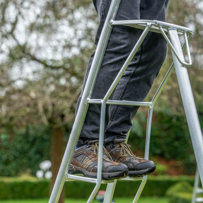 HENCHMAN 1 Adjustable Leg Tripod Platform Ladder