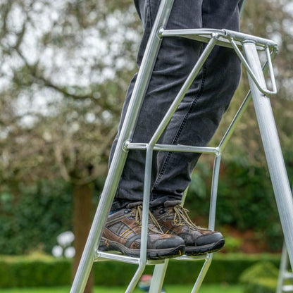 HENCHMAN 1 Adjustable Leg Tripod Platform Ladder